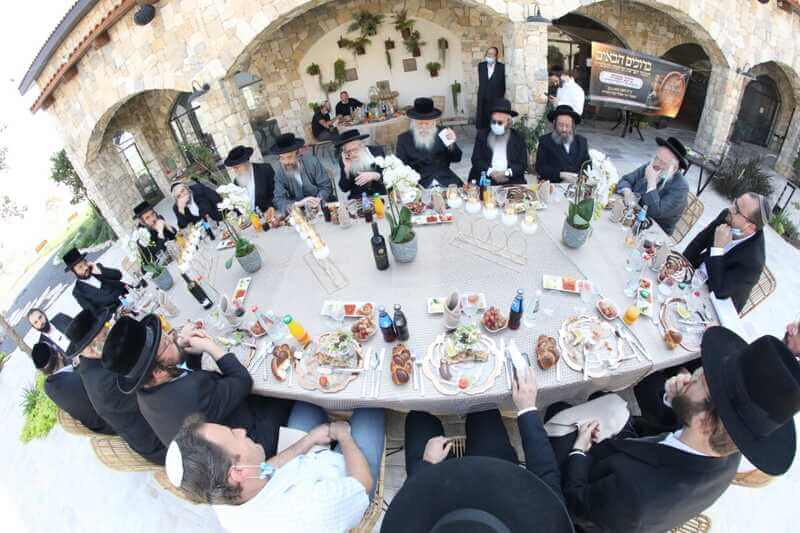 שלומי טריכטר מגיש: תיעוד מקיף מהטקס ומסיור הרבנים והסעודה במתחם האירועים | סקירה "דוסיז צרכנות"