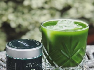 המשקה הטרנדי והנחשק לעונת החורף: תה מאצ'ה טבעי עם כשרות OU. סקירה דוסיז צרכנות