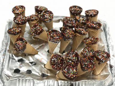 עוגת שוקולד בגביעי גלידה עם פצפוצים. סקירה דוסיז צרכנות