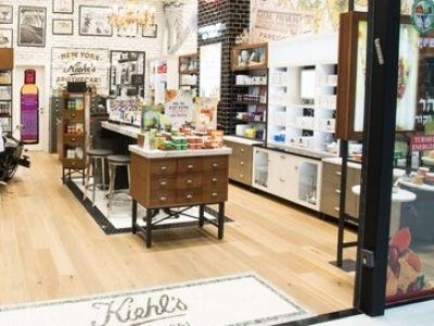 לאור ההצלחה ועם אלפי מבקרים מותג הטיפוח הניו-יורקי Kiehl's פותח חנות פופ-אפ חדשה. סקירה דוסיז צרכנות