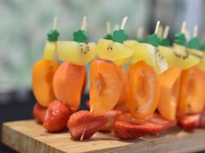 מתכוני פירות על שיפודי במבוק באדיבות המותג הוסטס קשת של צבעים. סקירה דוסיז צרכנות