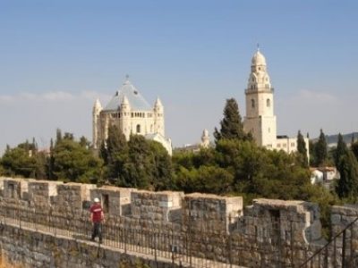 טיילת החומות - הטרק ההיסטורי של ירושלים – נפתחת מחדש ב-1.11.20 במקטע הטיילת הדרומית משער יפו ועד הכותל. סקירה דוסיז צרכנות